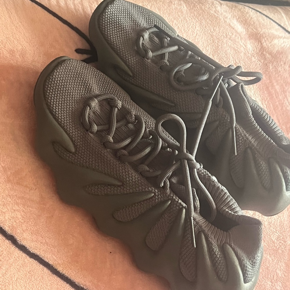 Yeezy - Picture 2 of 3